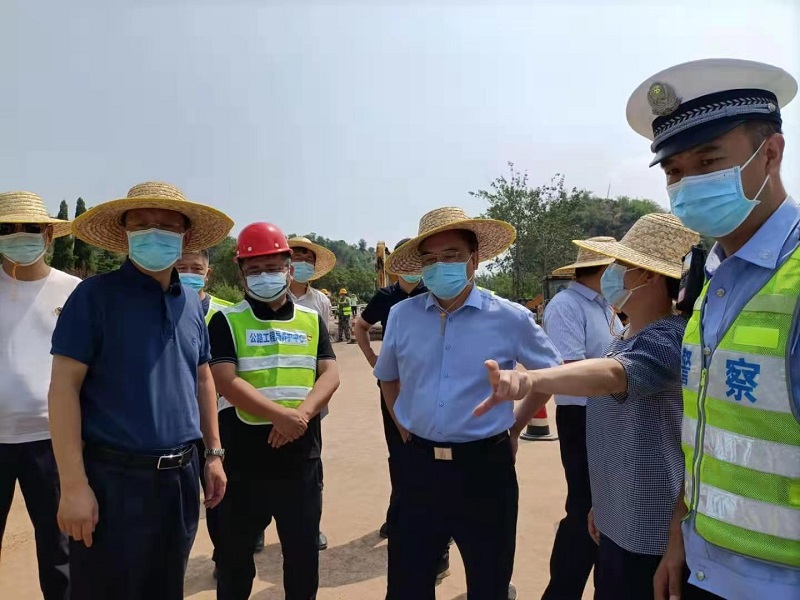 交通运输部公路局副局长周荣峰到连霍高速郑州段调研指导防汛抢险保通工作.jpg